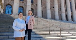 Julie Breton ja Raakel Kumpunen eduskuntatalon edessä