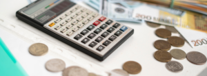 laskin ja rahaa pöydällä