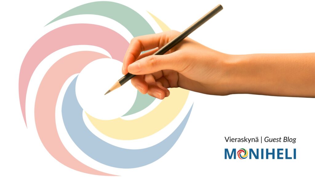 Käsi pitelee lyijykynää Monihelin logon päällä.